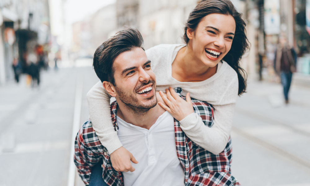 2 happy people enjoying their relationship